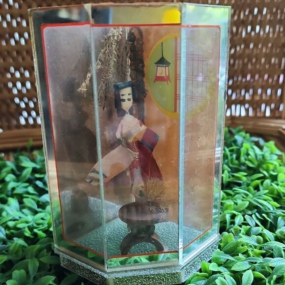 Vintage Japan Handcrafted Geisha Girl In Case - Picture 1 of 8